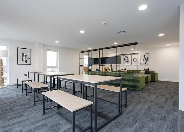 Luxury Mcr 2Bed,2Bath Apartment- Central Location!